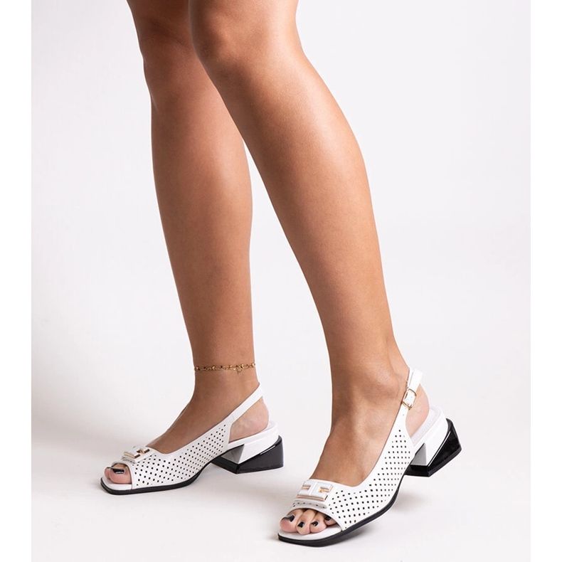 Durchbrochene Sandalen auf einem massiven Sajida-Block weiß 1