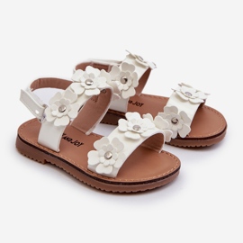 Lackierte, mit Blumen verzierte Kindersandalen, weiße Tinette 1