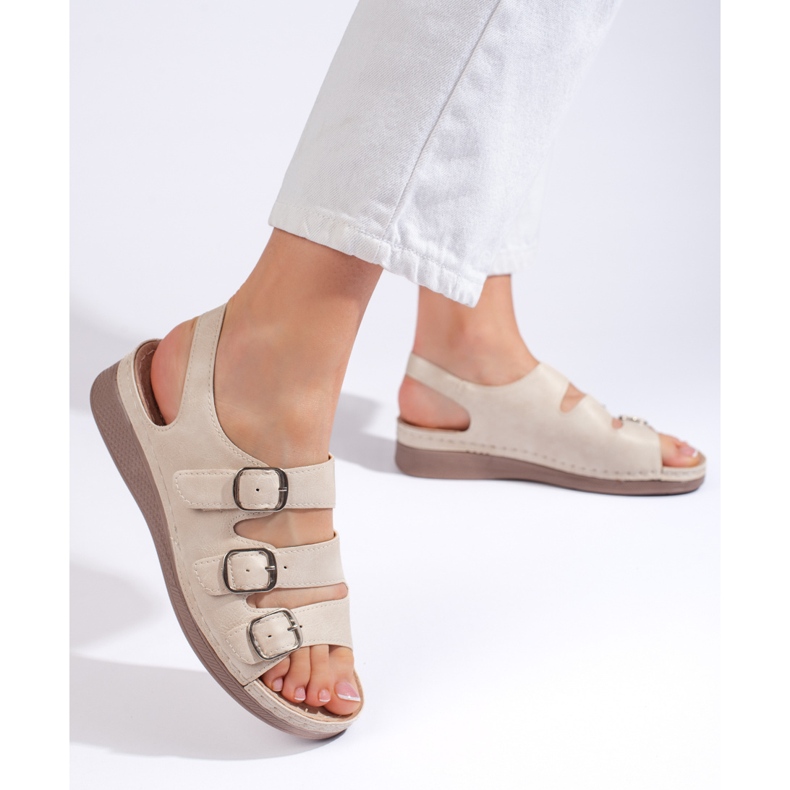 Beige Damensandalen mit niedrigem Keilabsatz 1