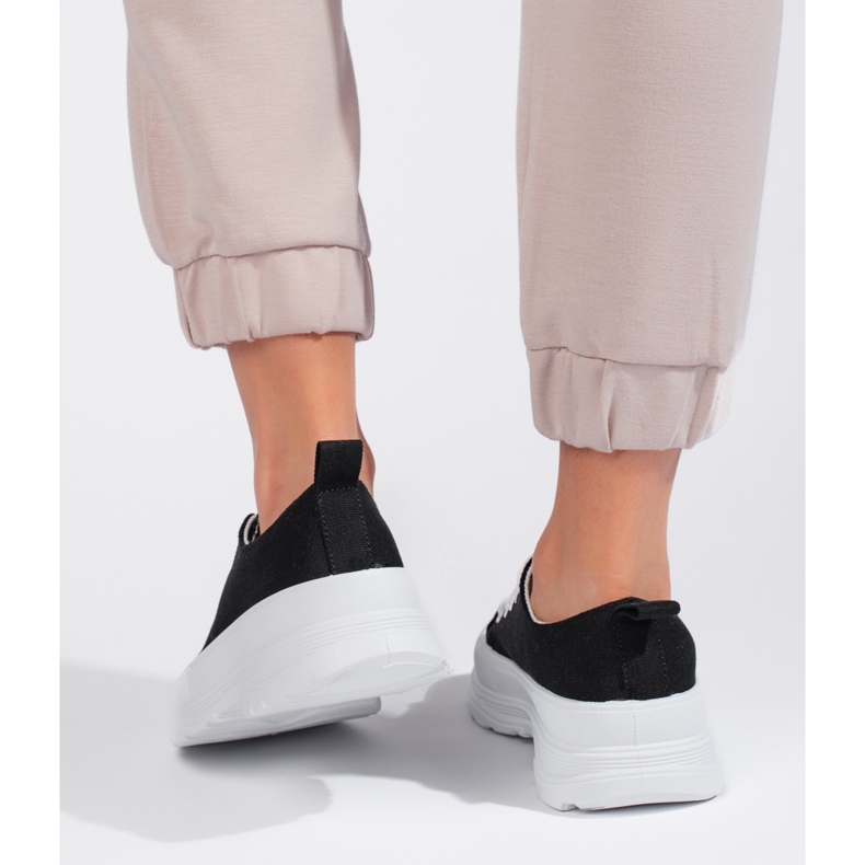 Klassische schwarze Damen-Sneaker 1