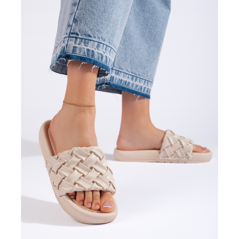 Beigefarbene geflochtene Damenhausschuhe 1