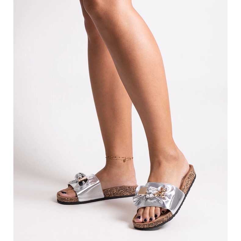 Silberne Flip-Flops mit Schleife und Segan-Teddybär 1