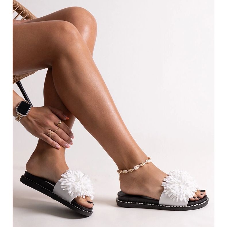 Weiße Flip-Flops mit Blumen von Levina 1