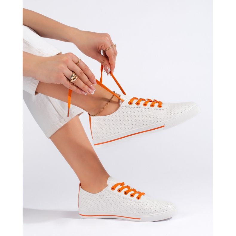 Weiße Damen-Sneaker mit orangefarbenen Schnürsenkeln 1