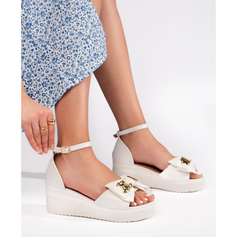 Weiße Damen-Keilsandalen mit Schleife 1