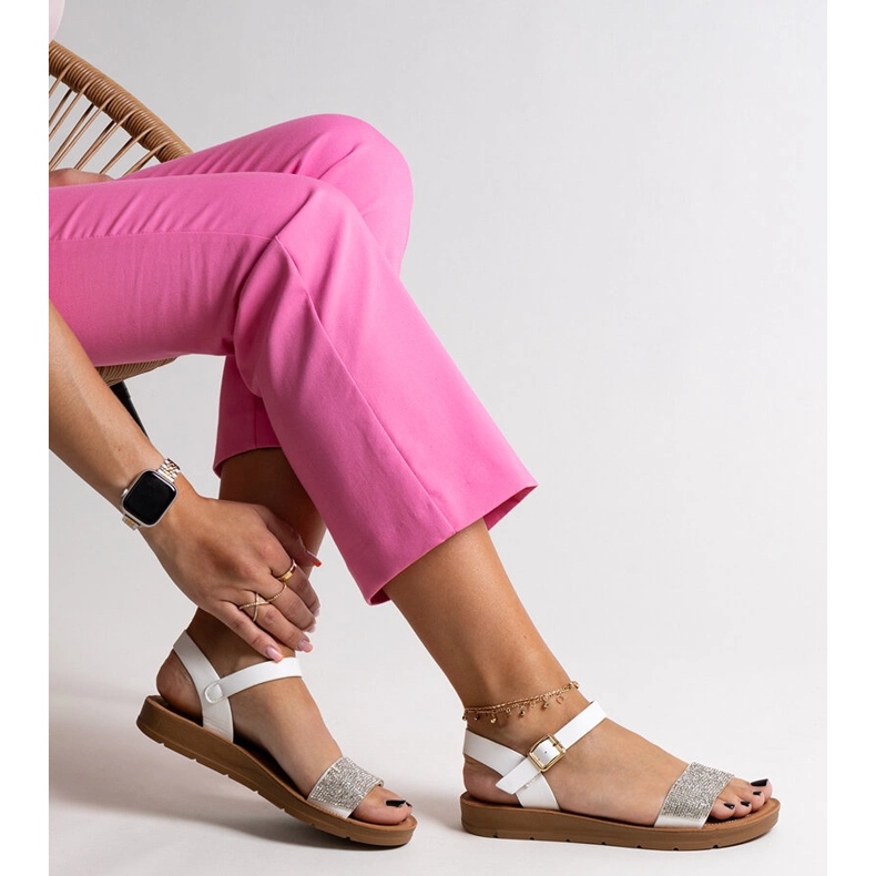 Weiße Sandalen mit Estellaria-Zirkonia 1