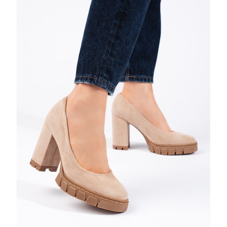 Damenpumps aus beigem Wildleder mit hohen Absätzen 1