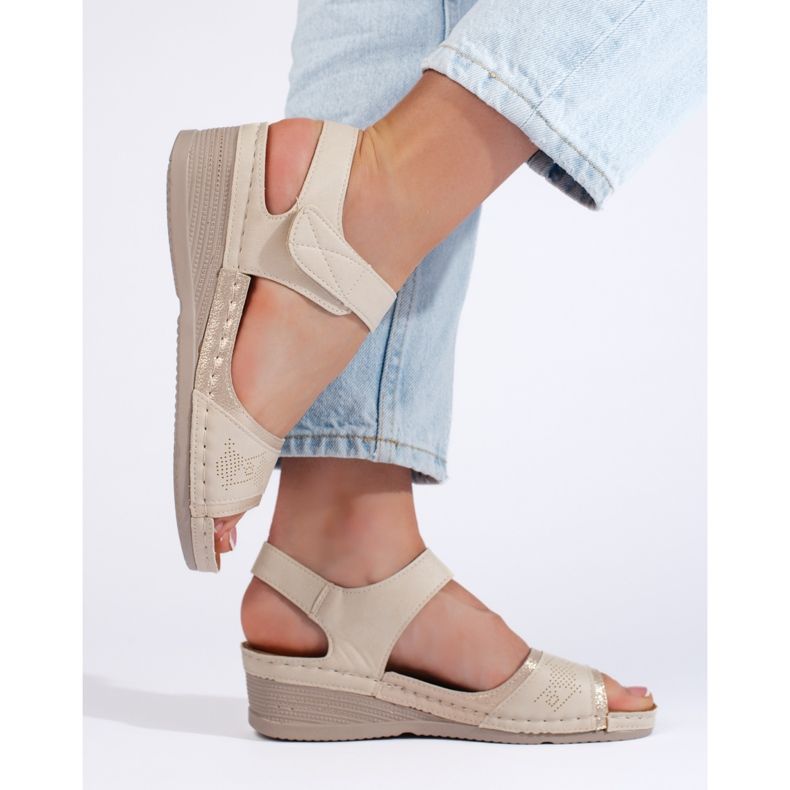 Beige Damensandalen mit Klettverschluss 1