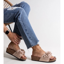 Beigefarbene Flip-Flops mit Blumen auf der Apolonia-Plattform 1