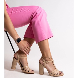 Beigefarbene Sandalen mit hohen Absätzen von Mikaii 1