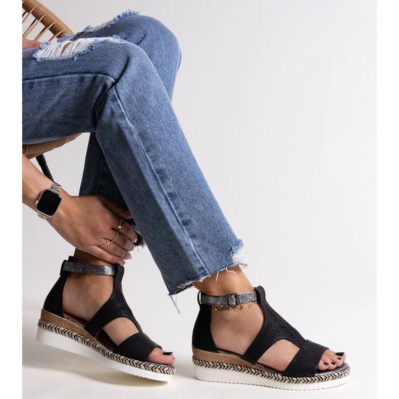 Schwarze Tiuma-Sandalen mit niedrigem Keilabsatz 1