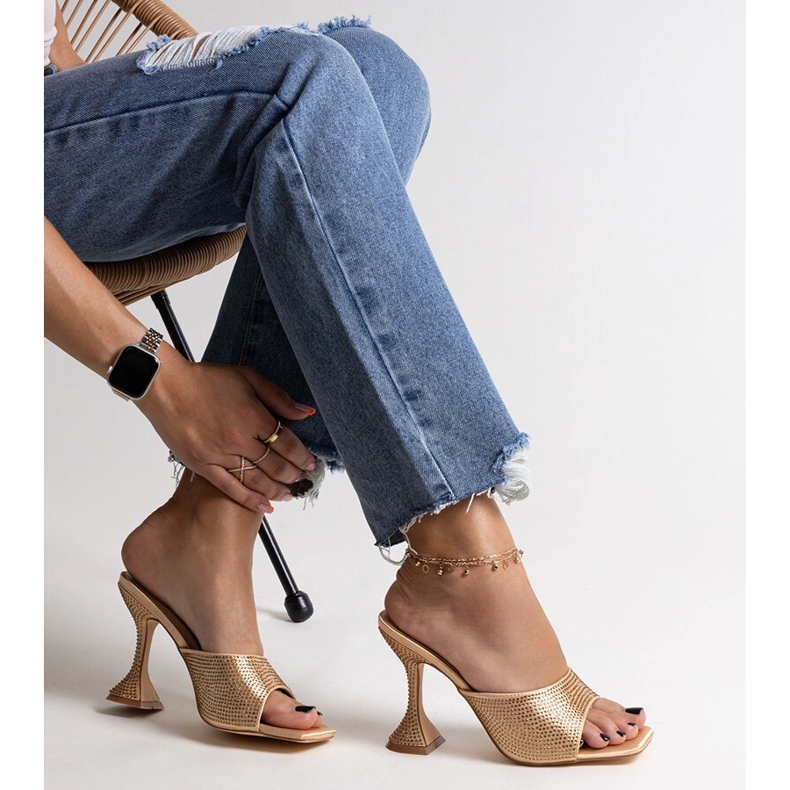 Goldene Flip-Flops mit hohen Absätzen und Zirkonen von Genowefa 1