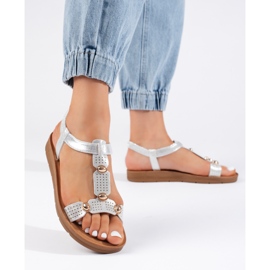 Silberne Damensandalen mit Verzierungen 1