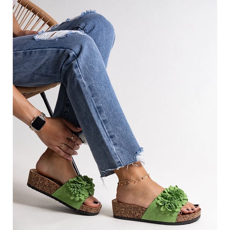 Grüne Flip-Flops mit Blumen auf der Apolonia-Plattform 1