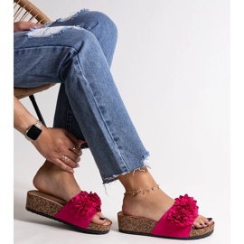 Rosa Flip-Flops mit Blumen auf der Apolonia-Plattform 1