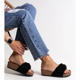 Schwarze Flip-Flops mit Blumen auf der Apolonia-Plattform 1