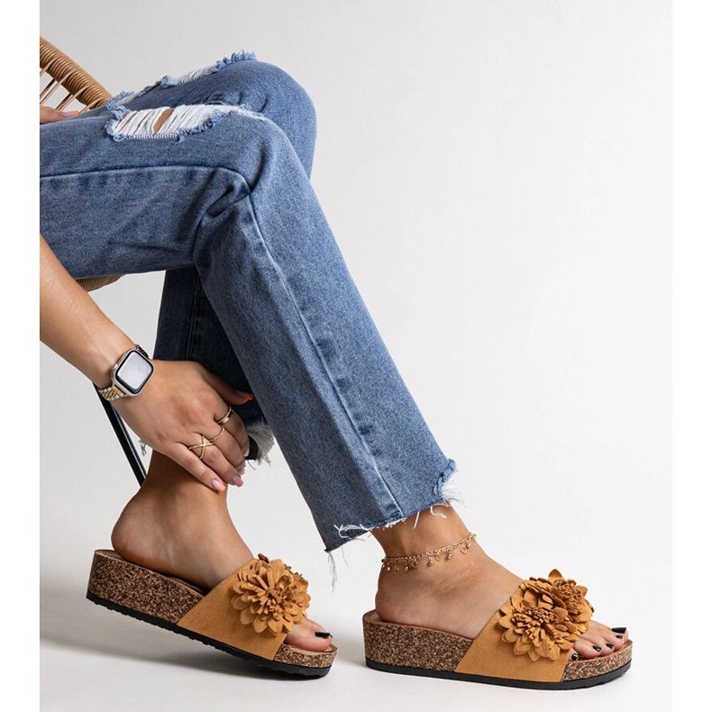 Karamellfarbene Flip-Flops mit Blumen auf der Apolonia-Plattform braun 1