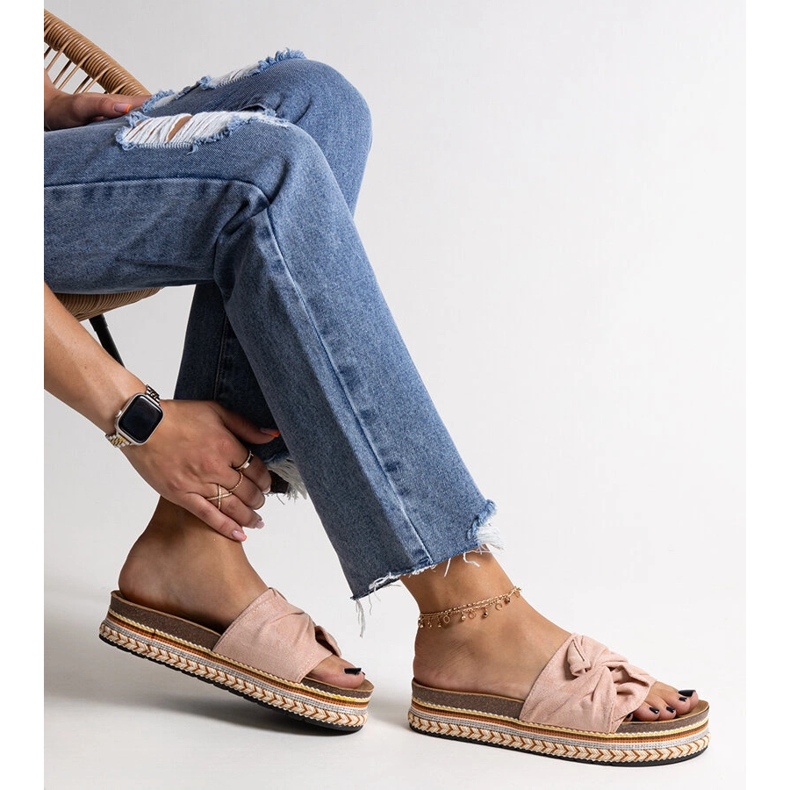 Massive rosa Hausschuhe mit dekorativer Nibalie-Sohle 1