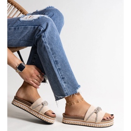 Beigefarbene Flip-Flops, verziert mit Kamillian-Zirkonen 1