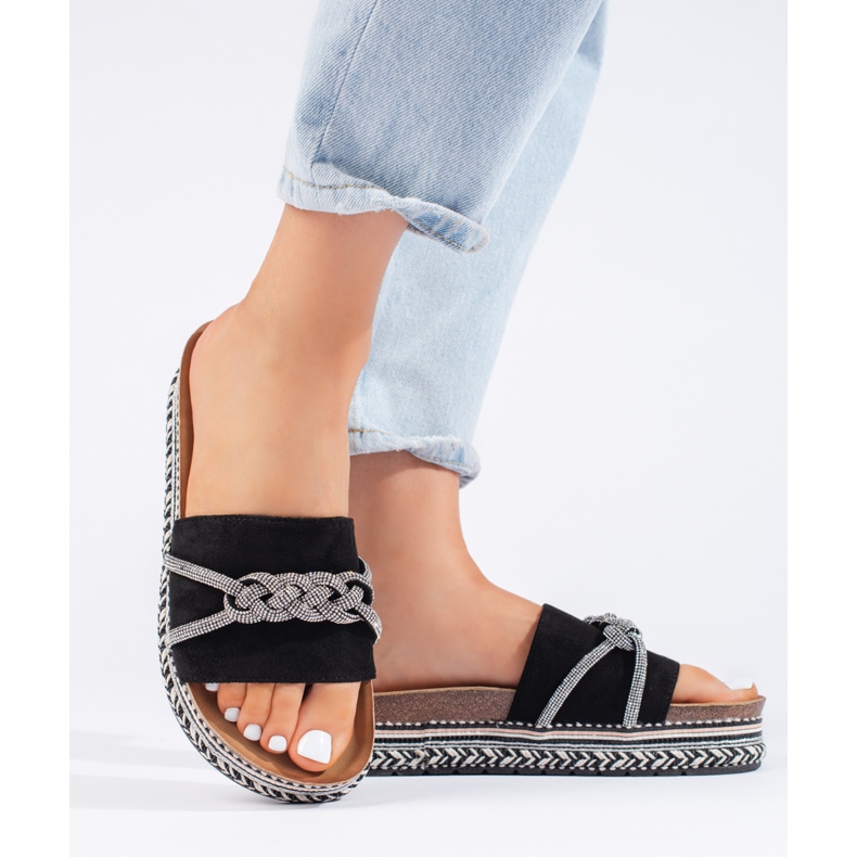 Schwarze Hausschuhe auf der Plattform 2