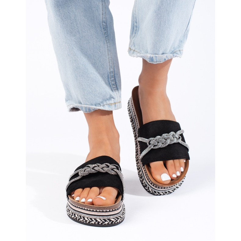 Schwarze Hausschuhe auf der Plattform 1