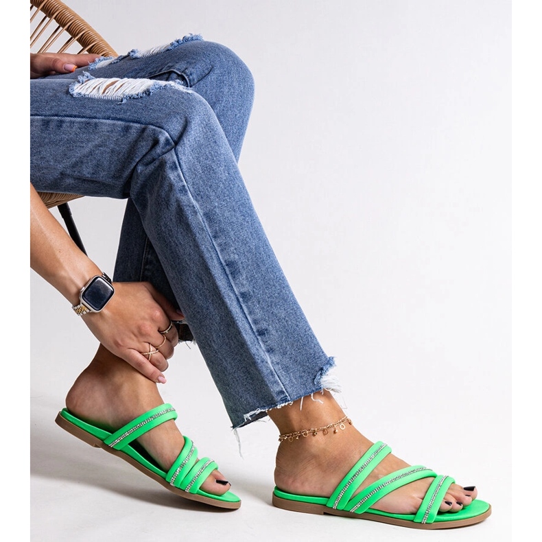 Grüne Flip-Flops mit Strasssteinen von Martinela 1