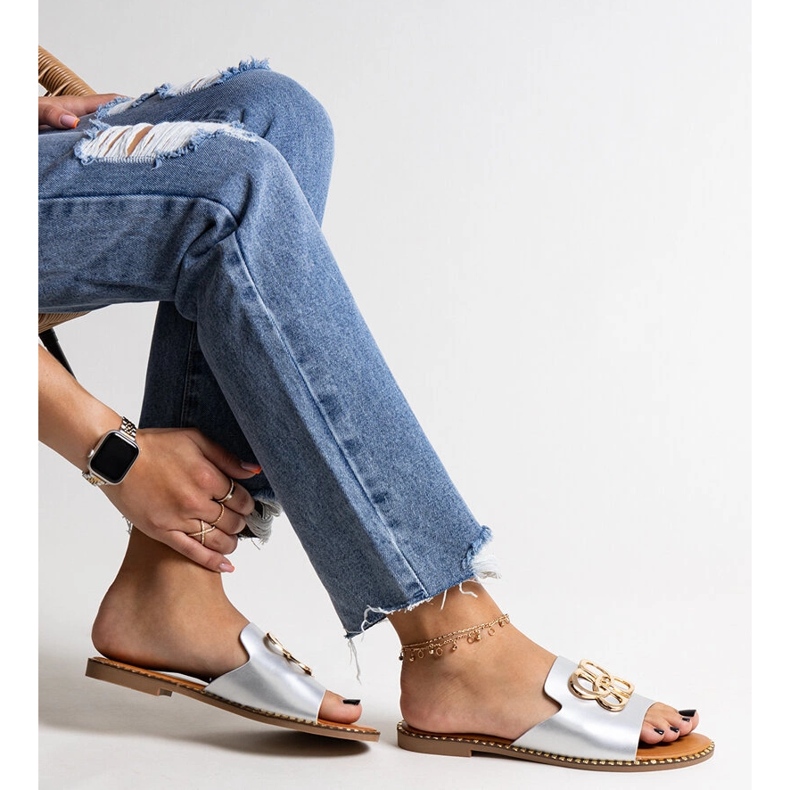 Silberne Flip-Flops mit dekorativer Safi-Schnalle silber- 1