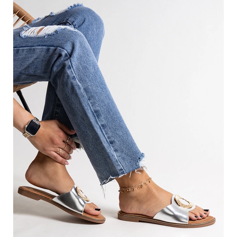 Silberne Flip-Flops mit dekorativer Ganea-Schnalle 1