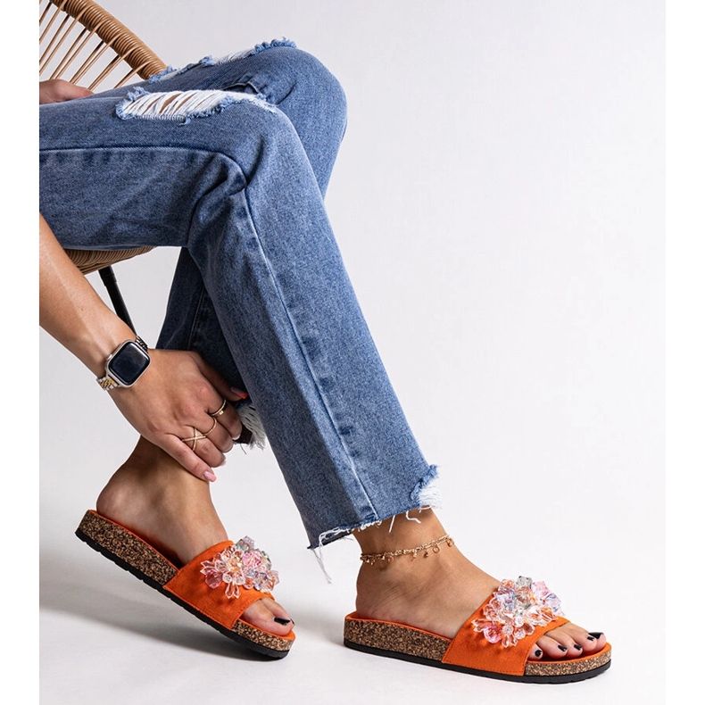 Orangefarbene Flip-Flops, verziert mit Negistina-Steinen 1