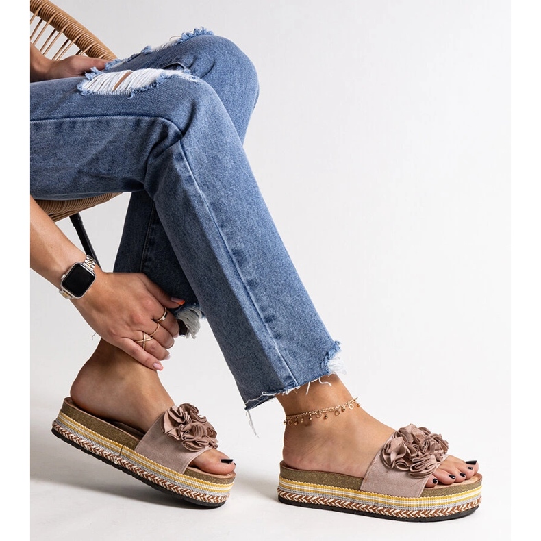 Beigefarbene Flip-Flops, verziert mit Mehret-Blumen 1