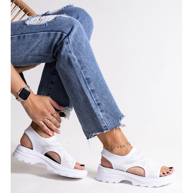 Weiße Stoffsandalen auf der Fnan-Plattform 1