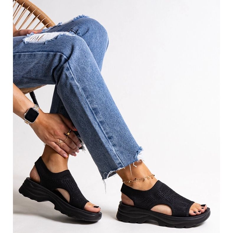 Plateausandalen aus schwarzem Stoff mit Delmare-Strasssteinen 1