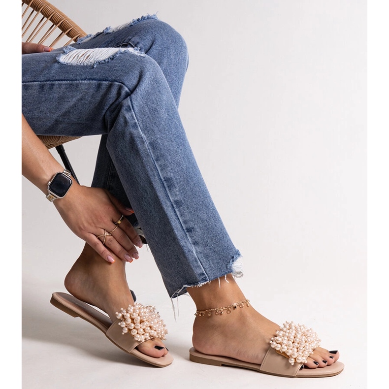 Beigefarbene Flip-Flops, verziert mit Atiyene-Perlen 1