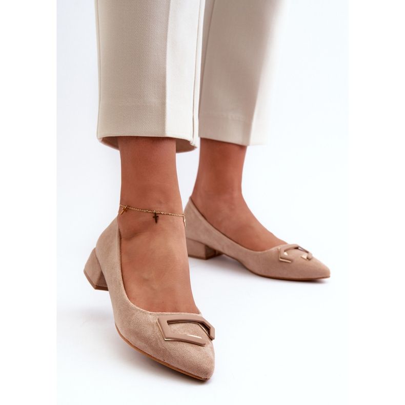 Pumps mit niedrigem Absatz und Dekoration aus Öko-Wildleder S.Barski KV27-034 Beige 2