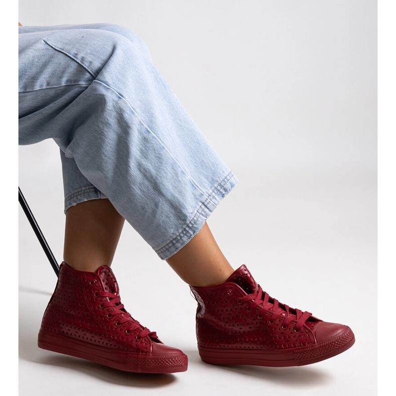 Rote, durchbrochene High-Top-Sneaker von Madala 1