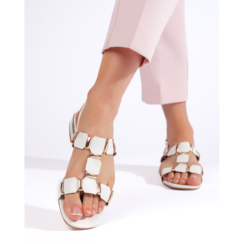 Stilvolle weiße flache Sandalen 1