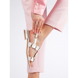 Stilvolle weiße flache Sandalen 2