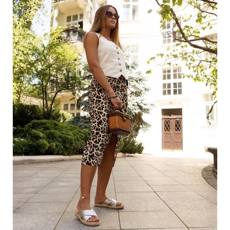 Silberne durchbrochene Hausschuhe von Awet silber- 1