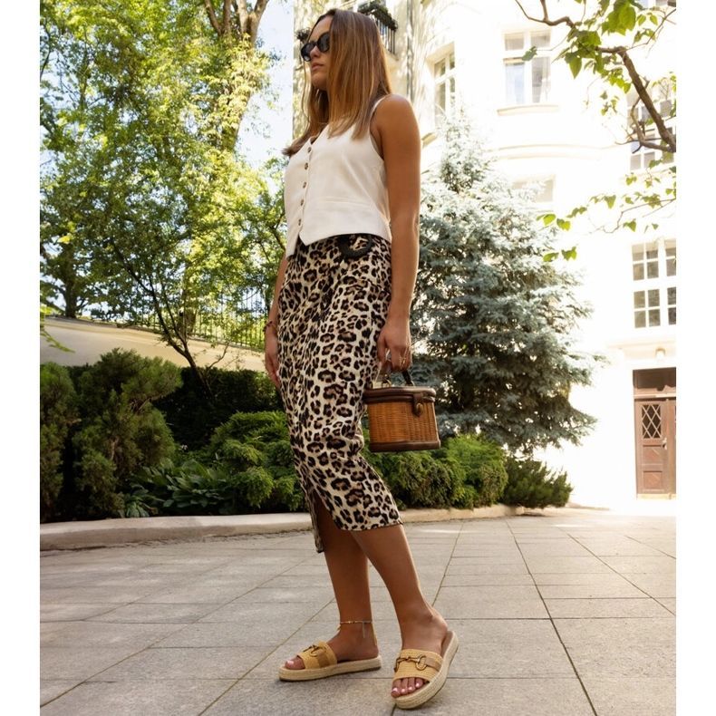 Gelbe Flip-Flops mit goldener Schnalle von Feorie 2