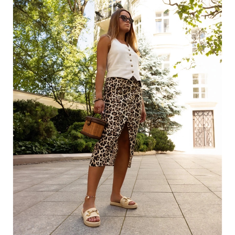 Beigefarbene Flip-Flops mit goldener Schnalle von Feorie 2