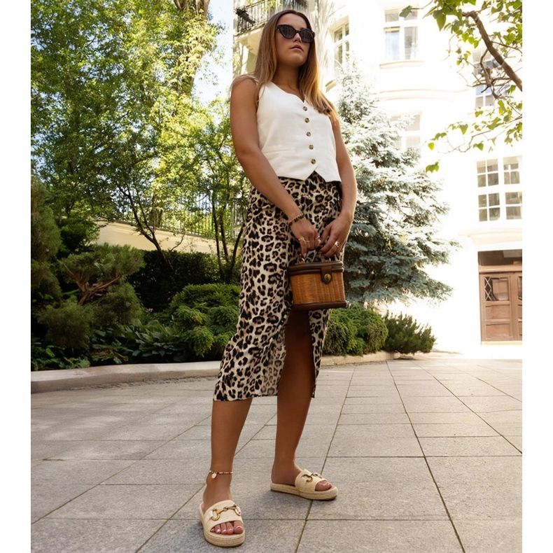 Beigefarbene Flip-Flops mit goldener Schnalle von Feorie 1