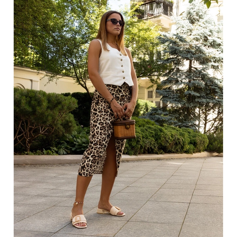 Hellbeige Slipper mit niedrigem Absatz von Cantara 1