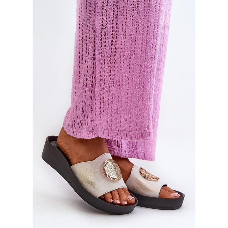 Zazoo 2920 Damen-Flip-Flops aus Leder mit Keilabsatz und Golddetail, gebürstetes Gold weiß 2