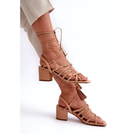 Sandalen mit niedrigem, mit Kamelstollen dekorierten Sandalen beige 4