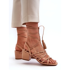 Sandalen mit niedrigem, mit Kamelstollen dekorierten Sandalen beige 3