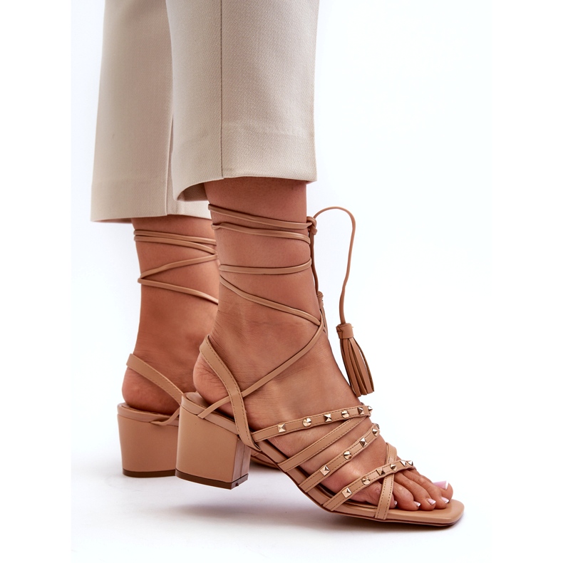 Sandalen mit niedrigem, mit Kamelstollen dekorierten Sandalen beige 3