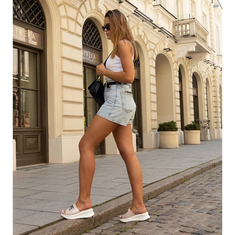 Rosa Pantoletten mit dekorativem Maurla-Keilabsatz 2