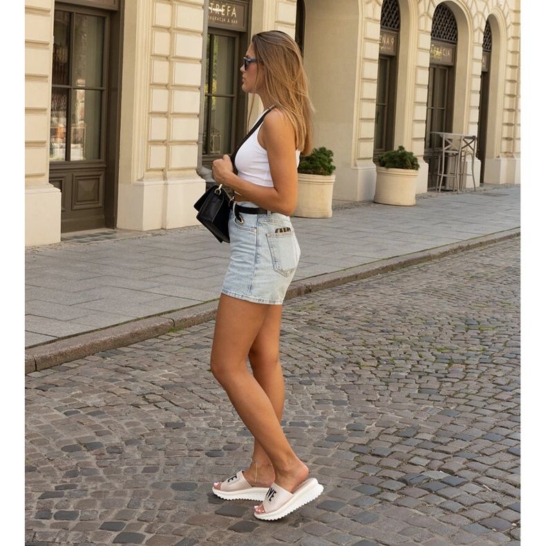 Rosa Pantoletten mit dekorativem Maurla-Keilabsatz 1