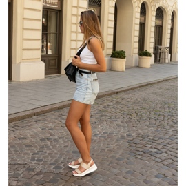 Beigefarbene Sandalen mit dekorativem Thura-Keilabsatz 1