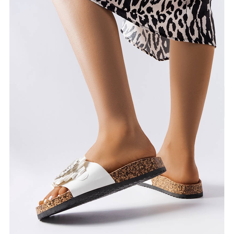 Weiße Hausschuhe mit Korksohle von Roy 2